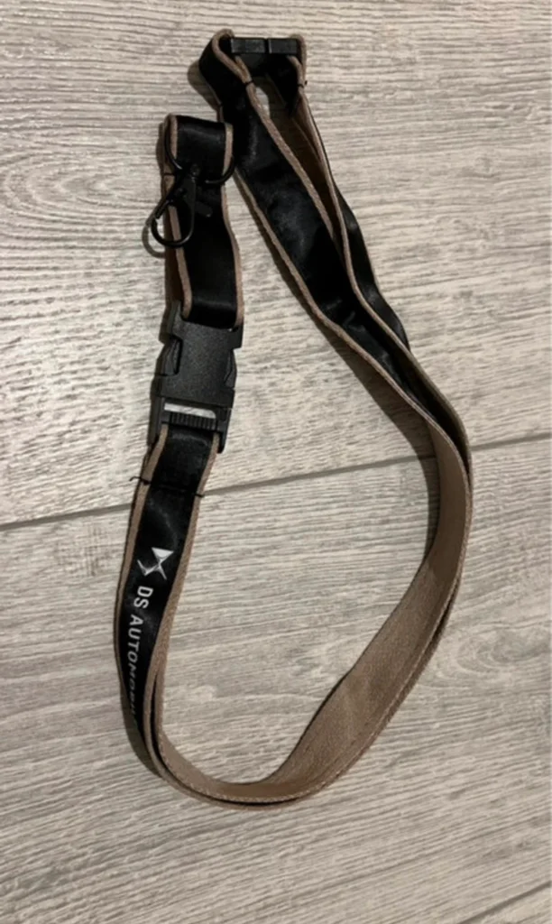 Tour de cou porte clef Ds automobile 